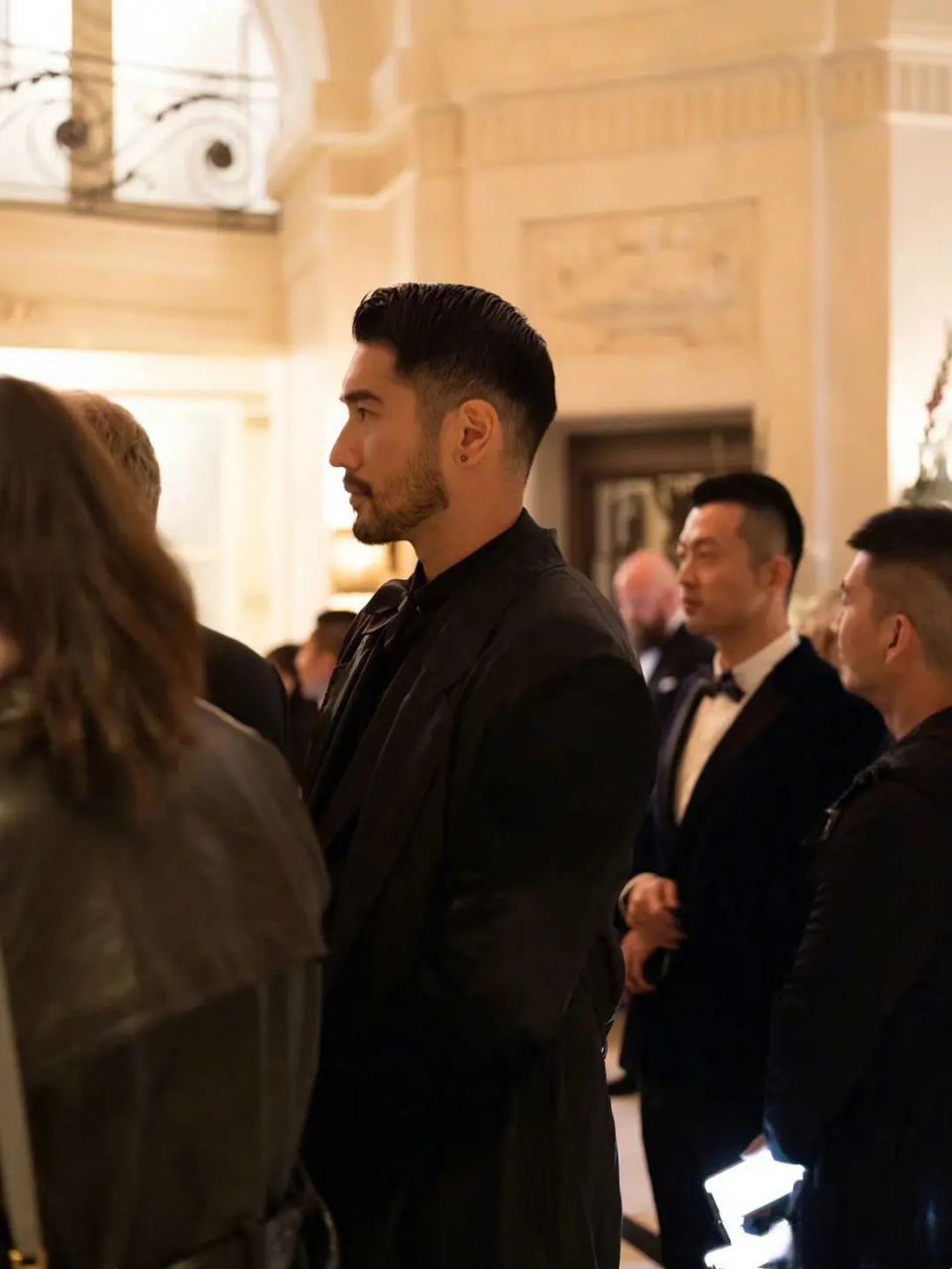 高以翔老了就是费翔这个样子吧,尤其是一脸络腮胡的时候,身上那种绅士