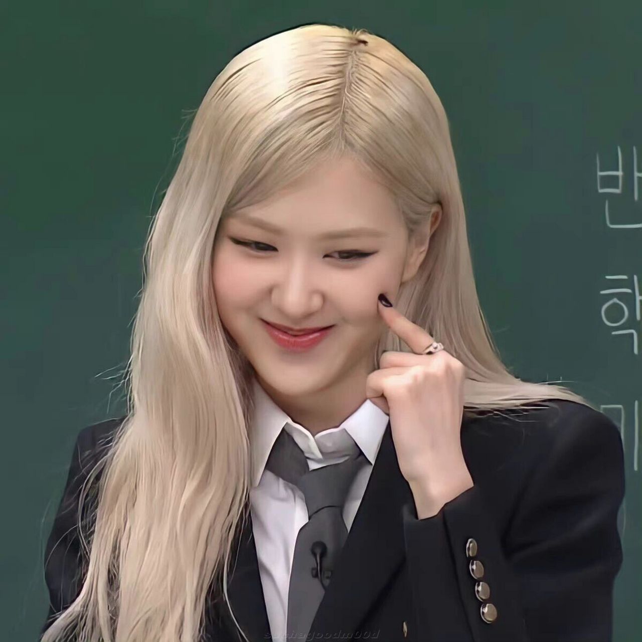 朴彩英ins头像①    进ll