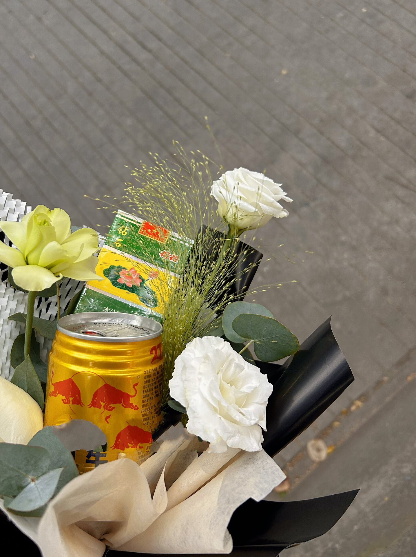 冬天的第一罐红牛和第一包烟