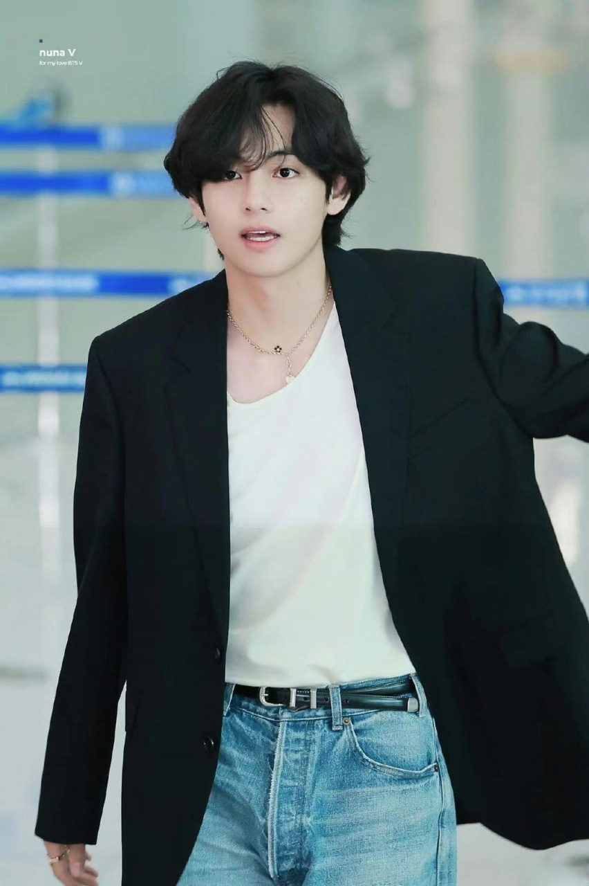 金泰亨直播穿了jennie联名款他再次证明自己的时尚敏锐,穿上jennie