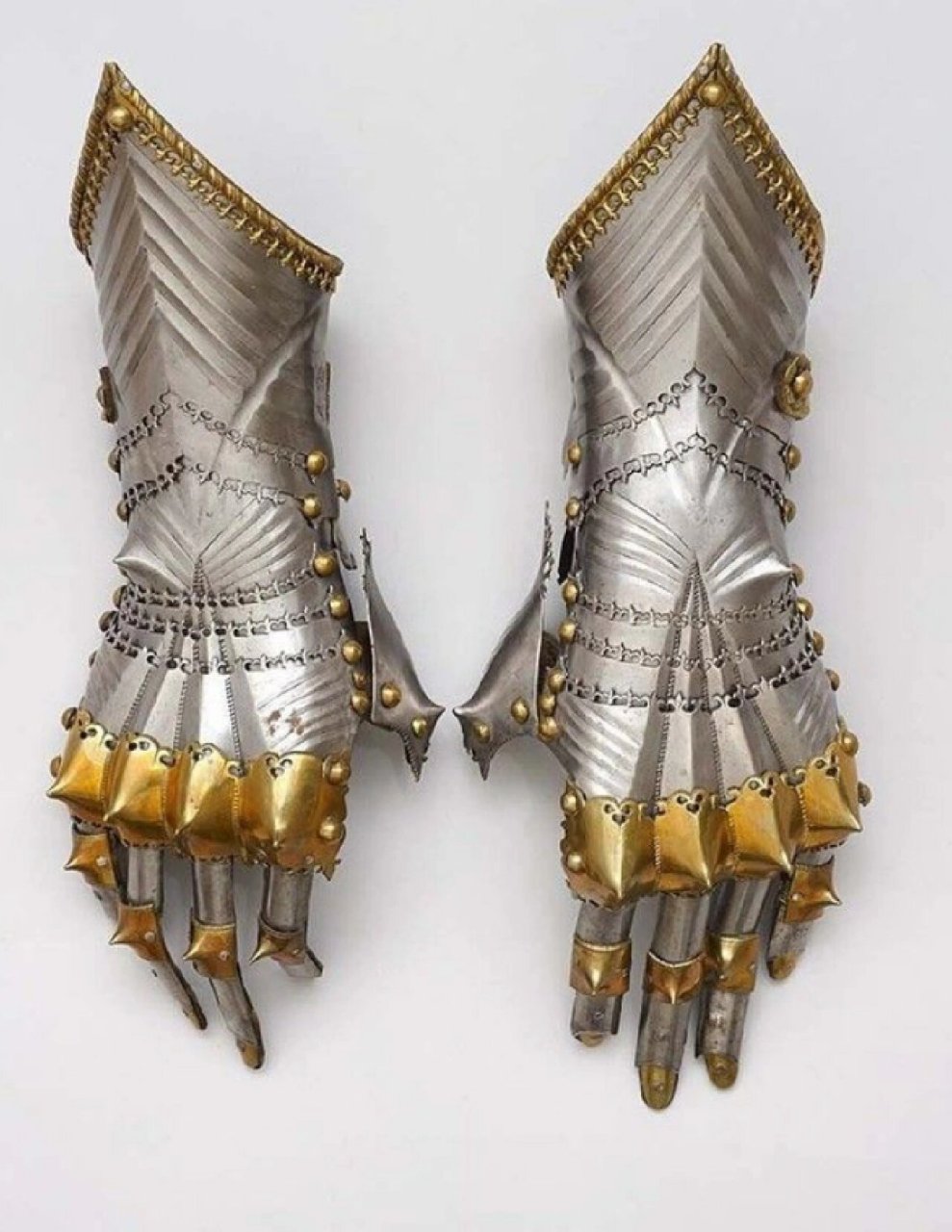 皇帝的盔甲护手 两副1490年左右的盔甲护手,哥特风十足,被认为属于