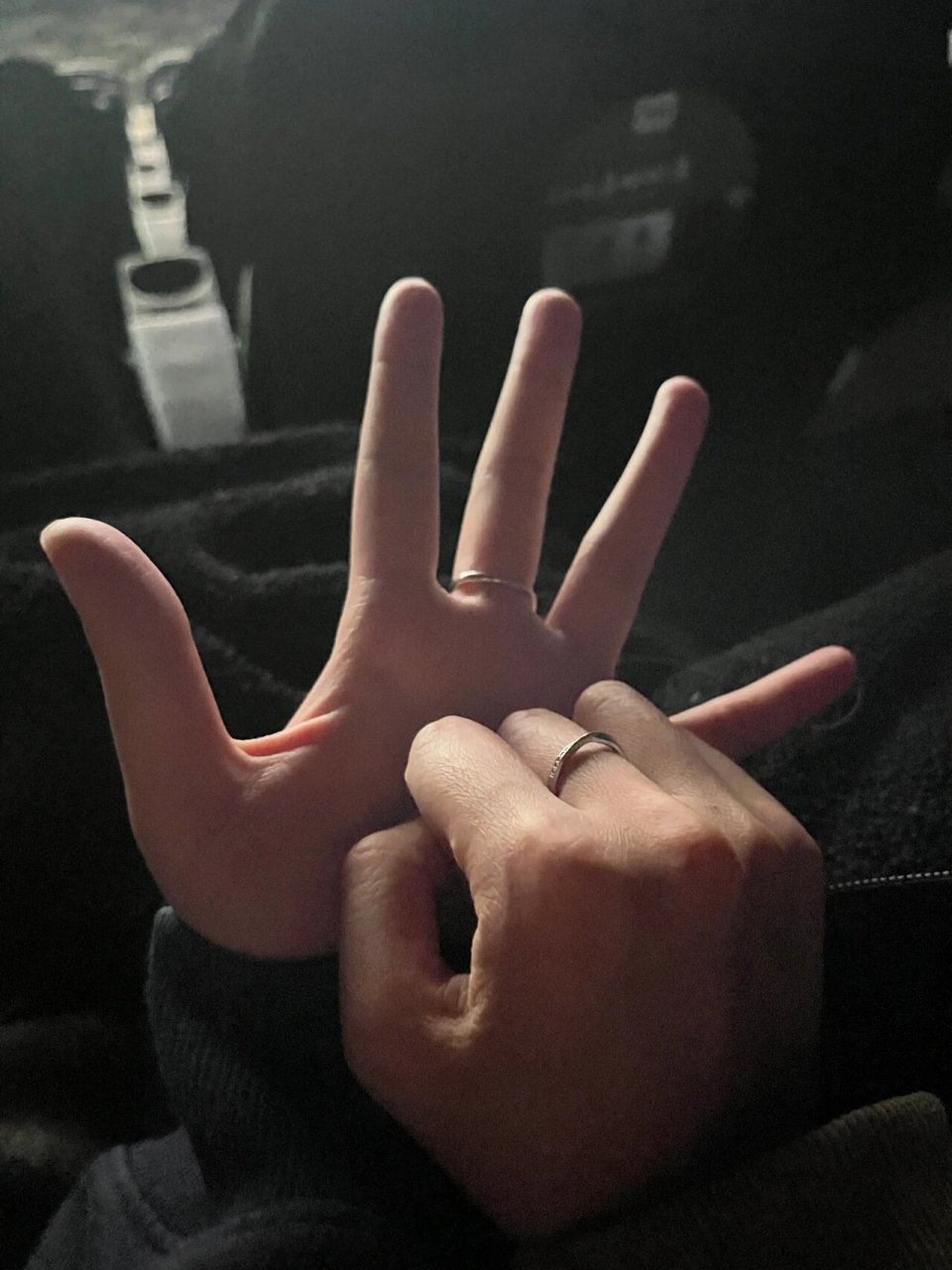 99 今天我要分享一些超甜的情侣握手瞬间,每一张都散发着浓浓的爱意