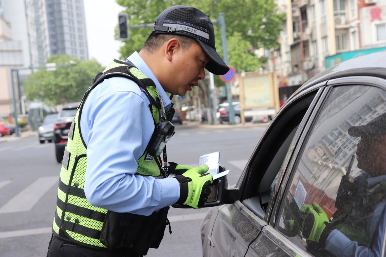 对夏季高温,汛期及夜间出行高峰等带来的交通风险,江阴市公安局交警