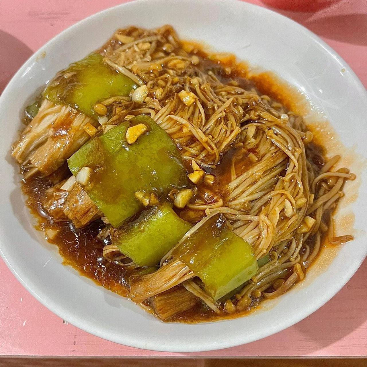 虎皮尖椒金针菇 1,【金针菇】掰大块,塞到【尖椒段】里.