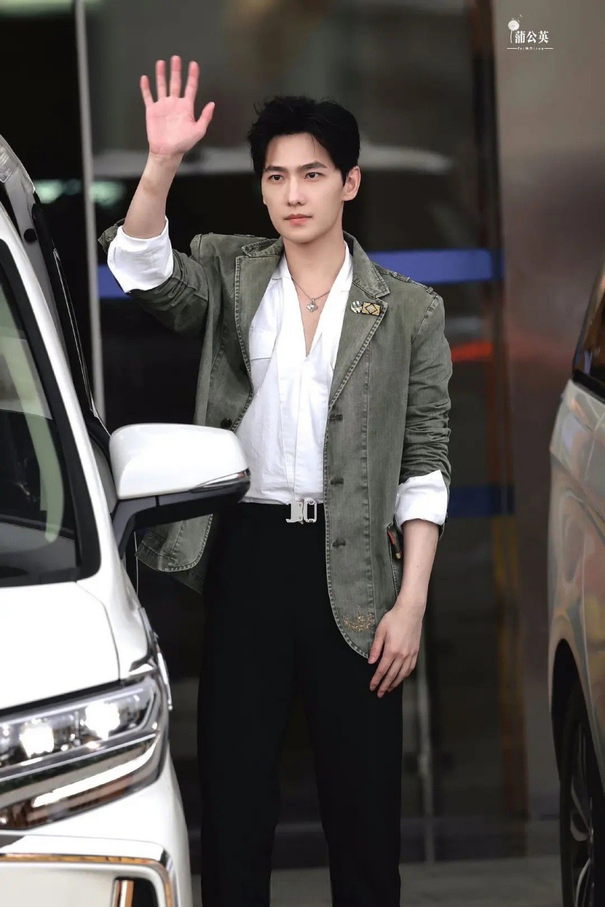 杨洋脸在江山在综艺里性格也好,希望他演技早日精进