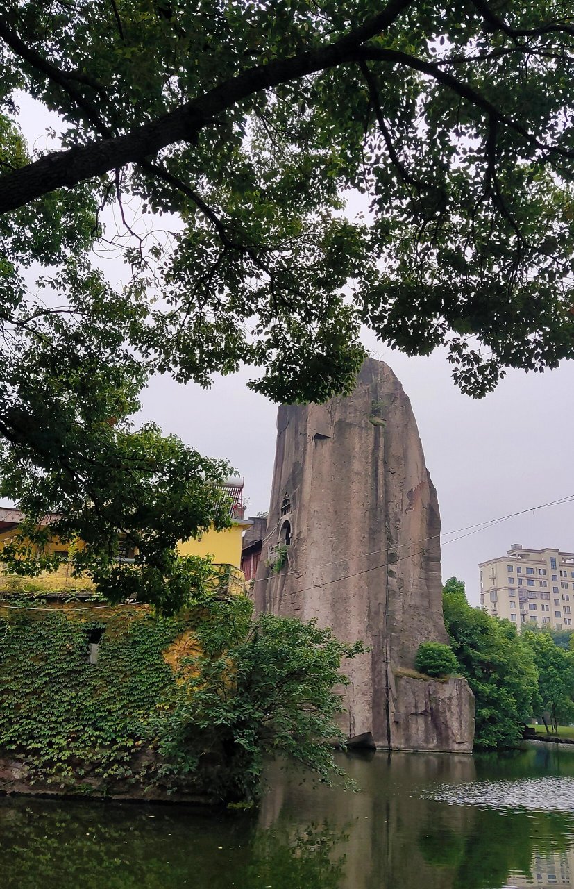 孤峰上凿出的佛像61羊山石佛寺 #绍兴旅游# #羊山#61石佛寺 在