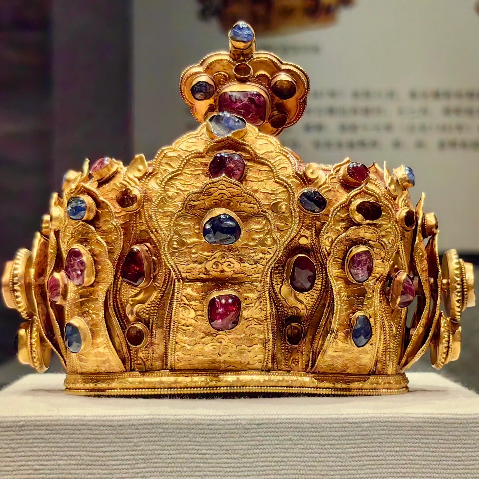 听说这个冠是云南省博物馆的镇馆之宝.