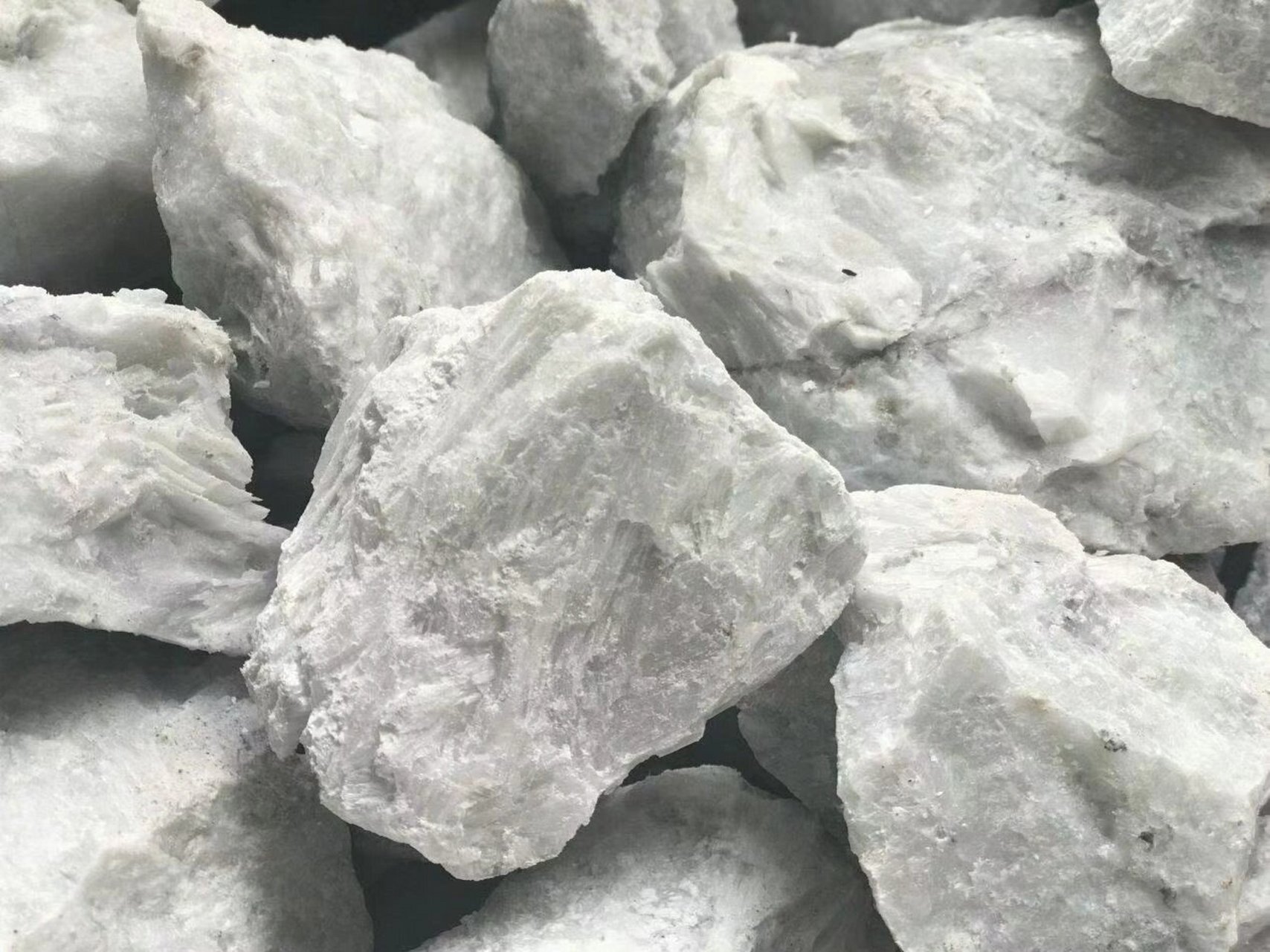 石(wollastonite)别名矽酸钙 主要成分ca3si3o9,属于单链硅酸盐矿物