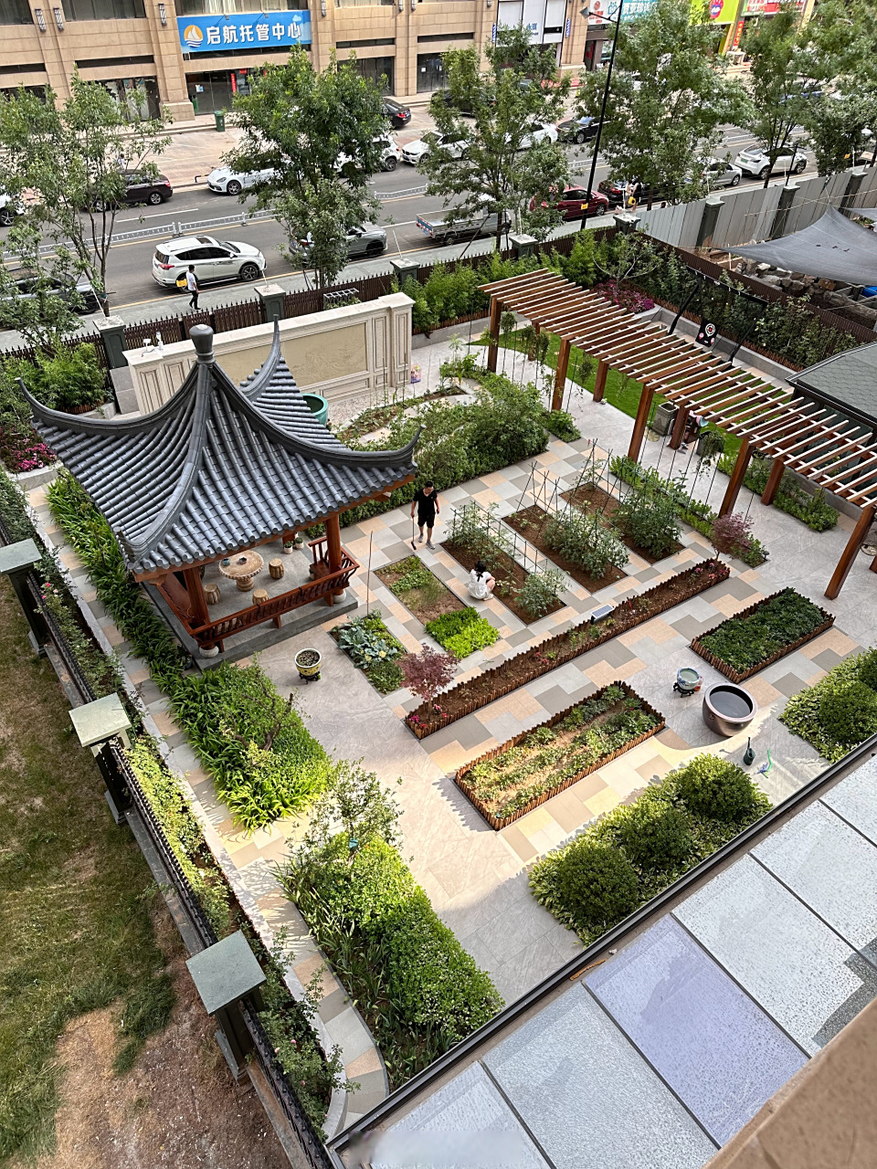 星河湾一层带300平米的院子,算下来一万一平米的院子.