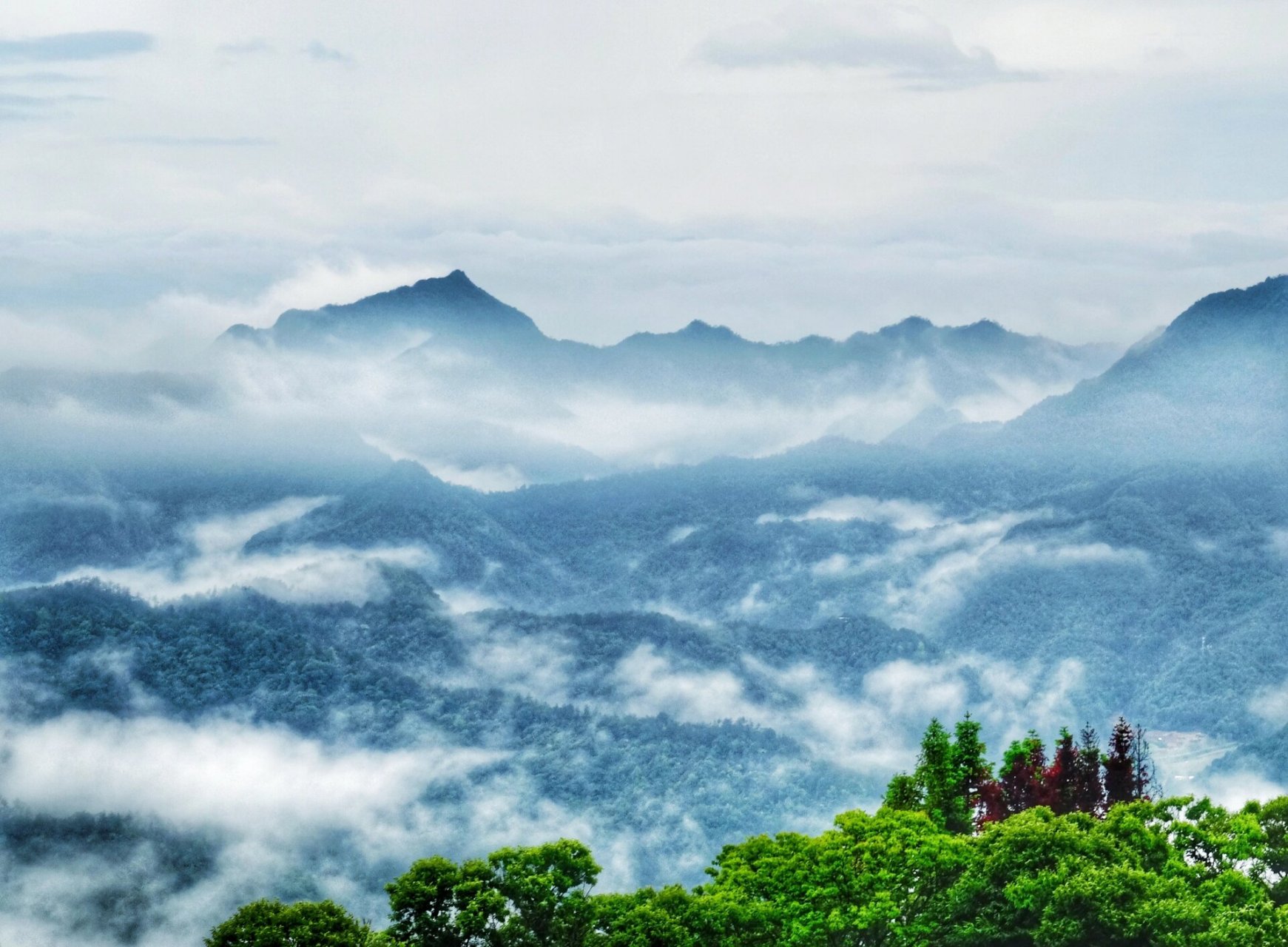 紫凝山的云雾 在天台山的紫凝山上 雨后随手拍拍 山峦叠嶂,云雾缭绕