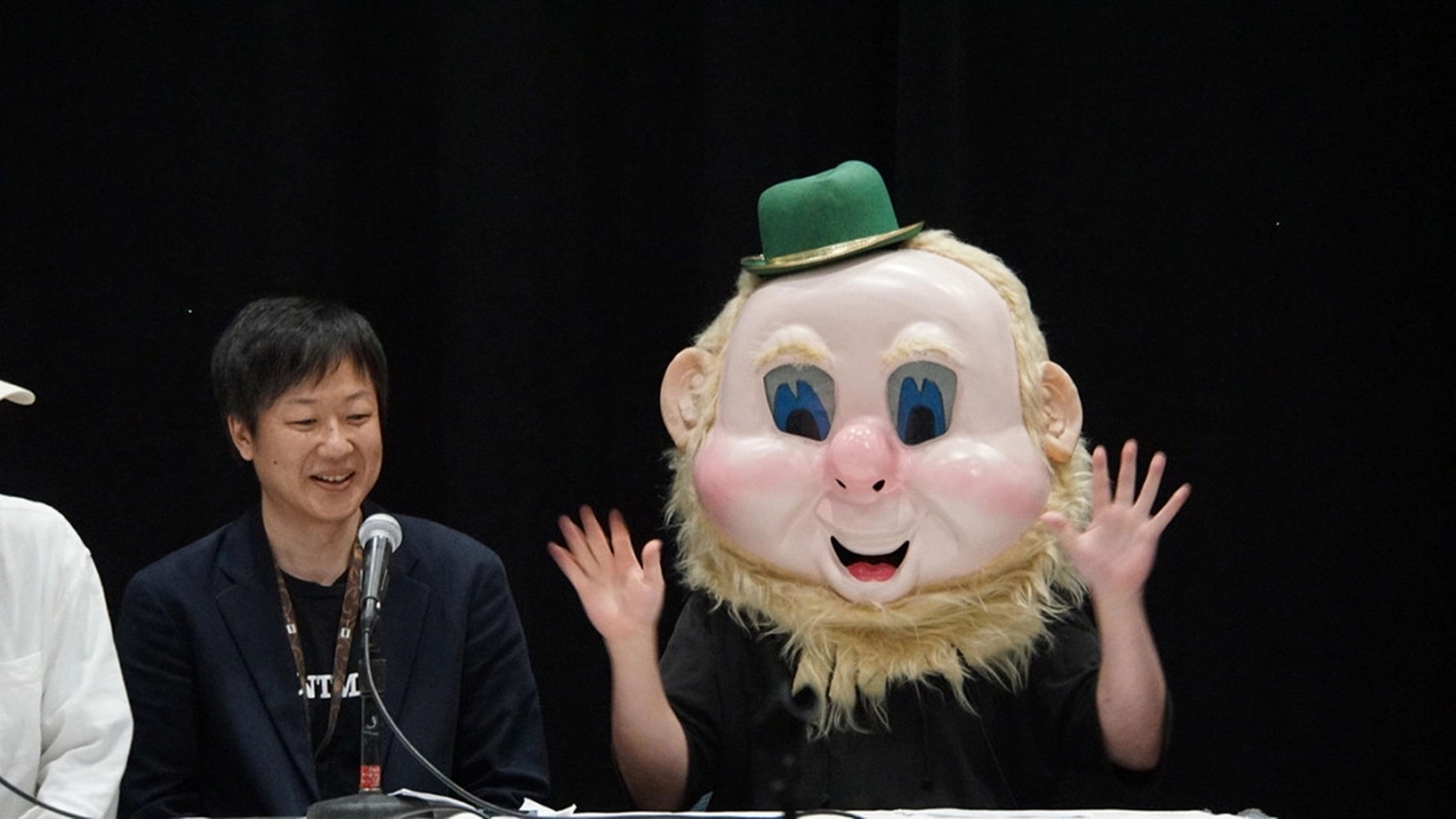 【横尾太郎带爱尔兰妖精头套参加活动】《#尼尔机械纪元#》游戏总监兼