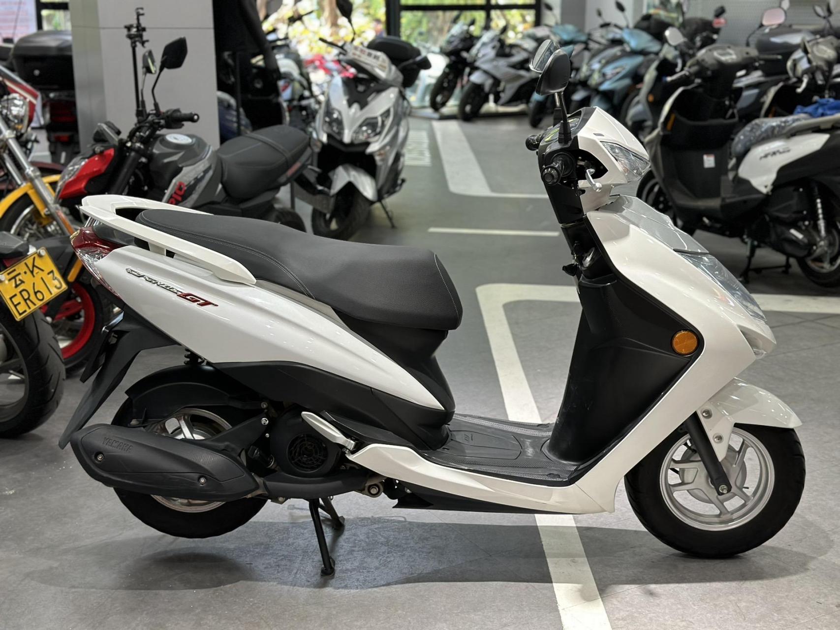 9719年底 雅马哈赛鹰gt 125  个人一手 实表24000公里 这种才叫车!