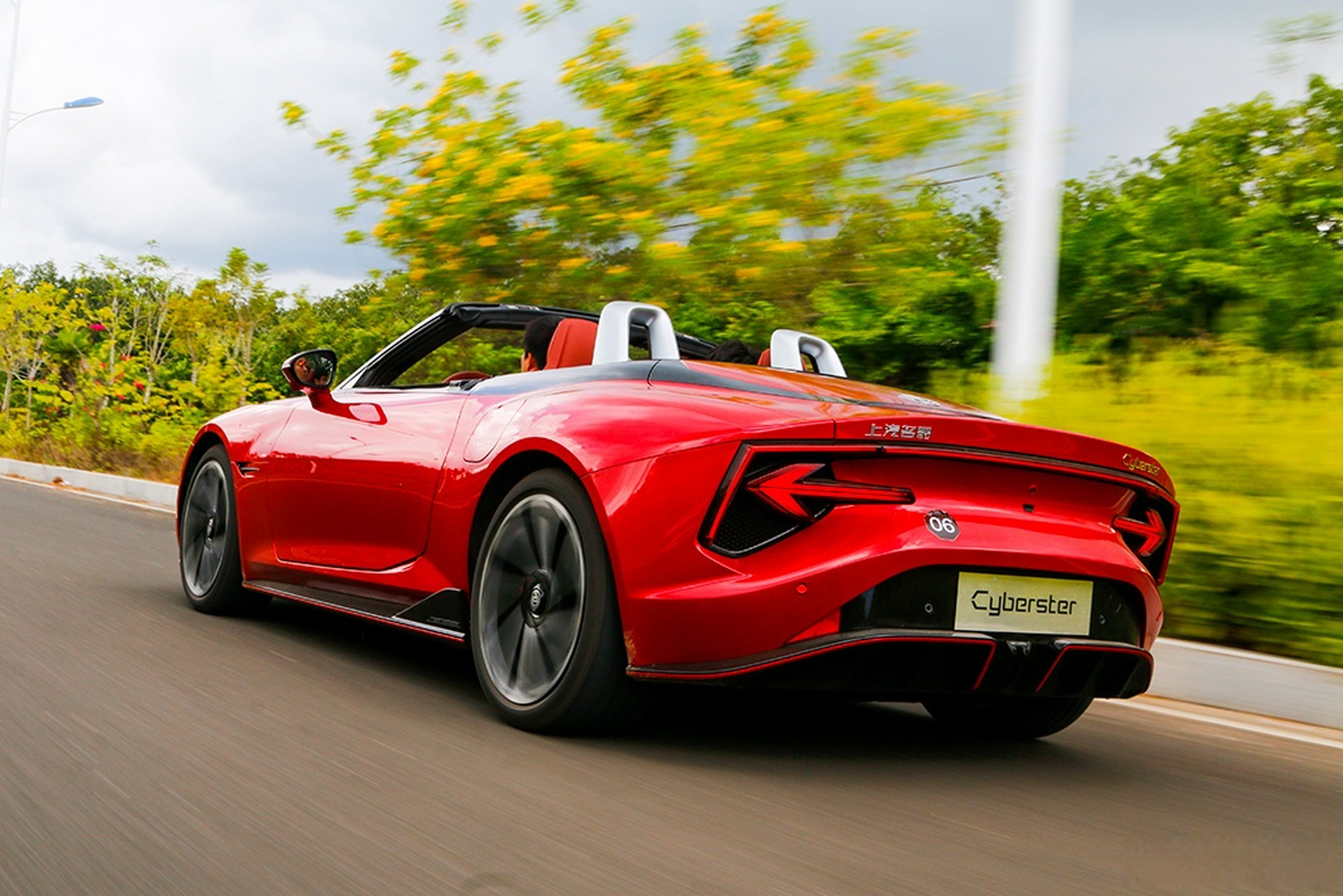 纯正跑车后驱布局加上xds弯道动态控制系统,brembo四活塞卡钳,3.