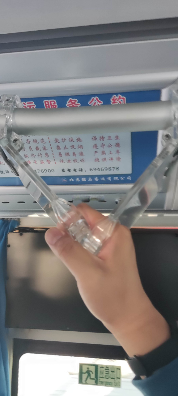 刷新认知#公交地铁的把手能设计成三角结构吗,每次急刹车后就是一车