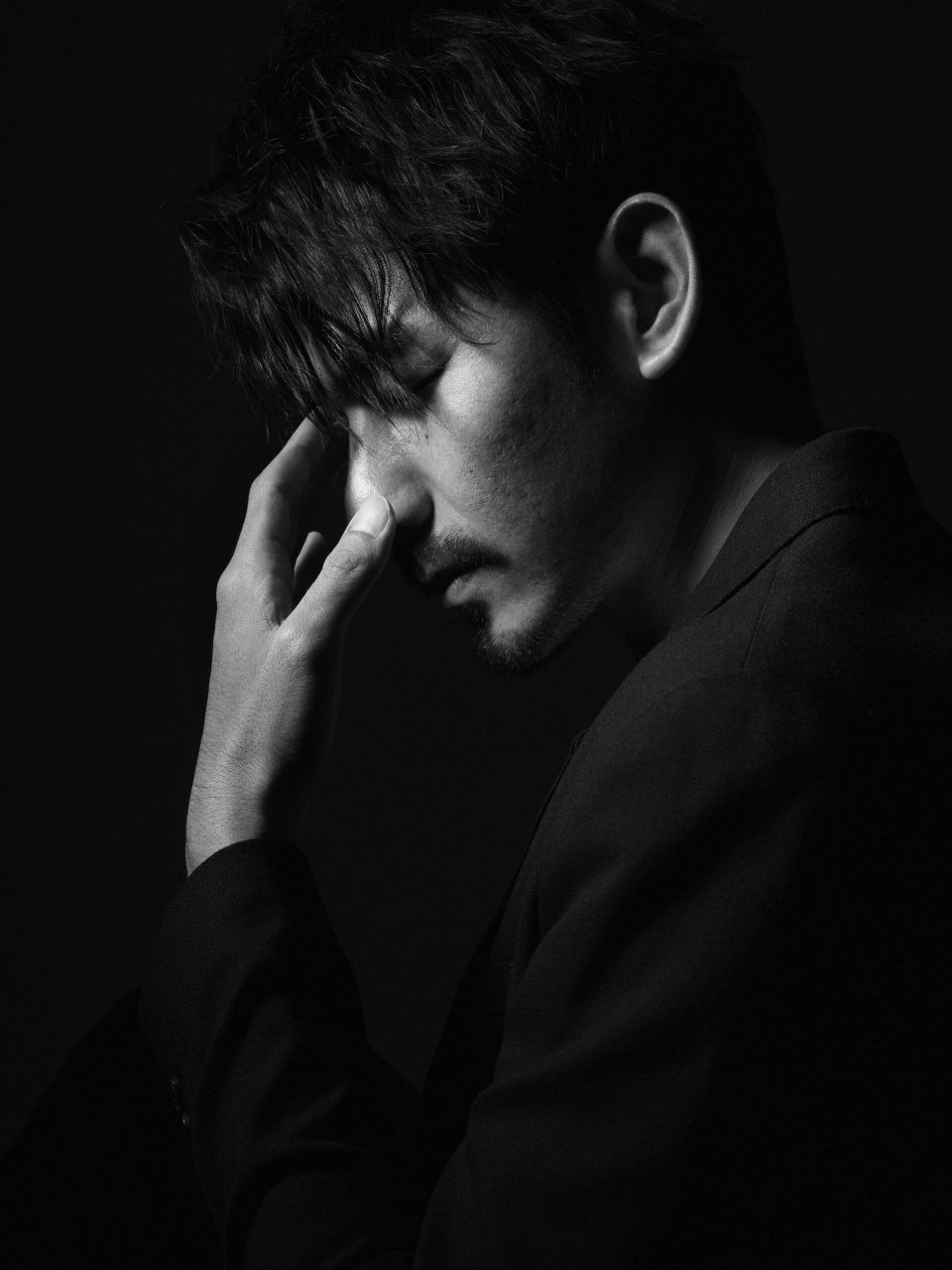 吸烟什么姿势更帅|质感肖像 风格|肖像・黑白・情绪 李英侨工作室