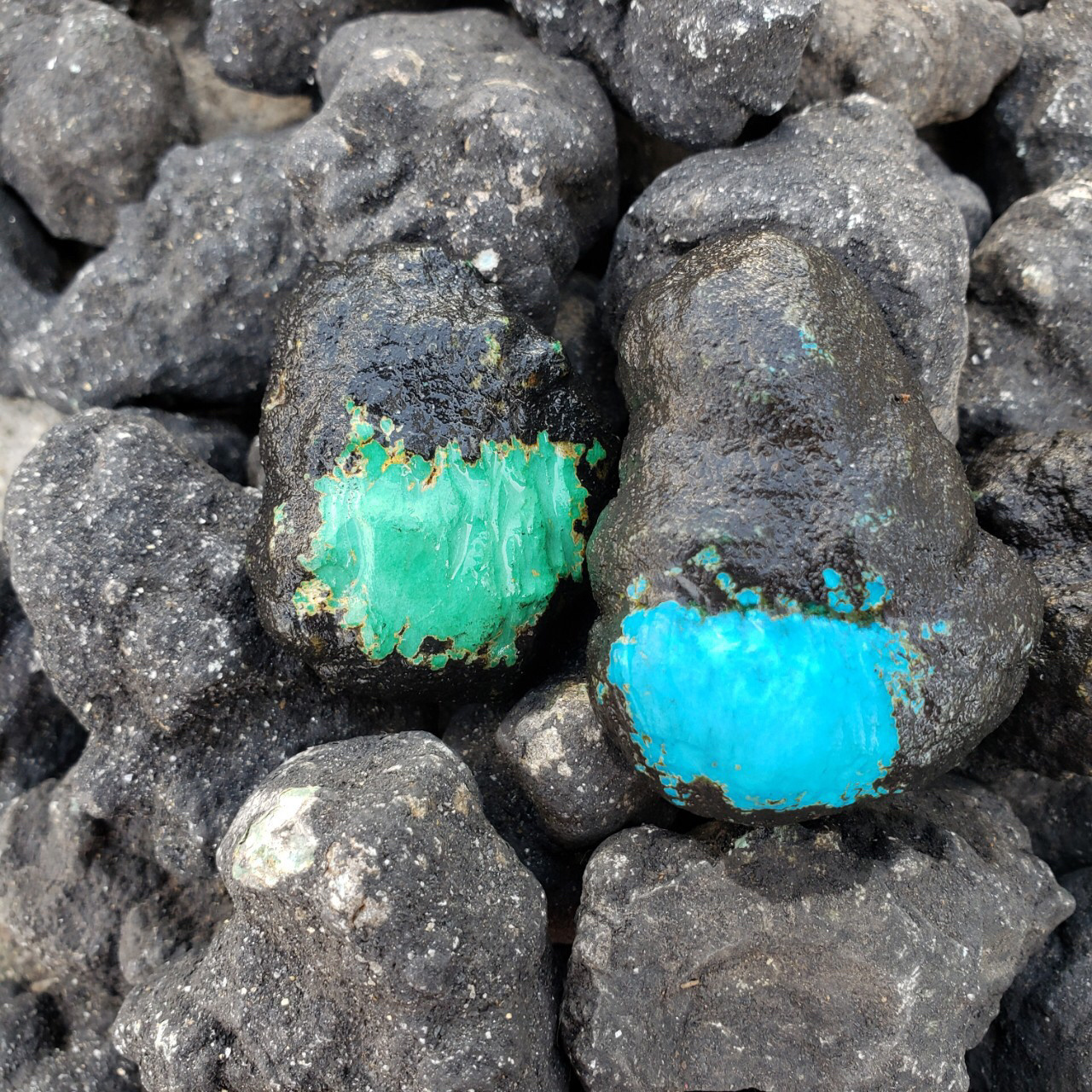 快来看看几个豆的菱镁矿,各大直播间的几个豆松石原型  不要再上当