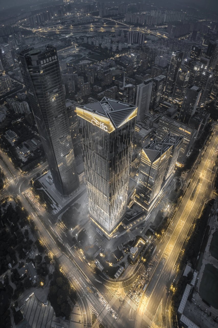 南京 ifc 国金中心 起飞有点晚了天已经完全黑了 亮灯后的 ifc 还是很