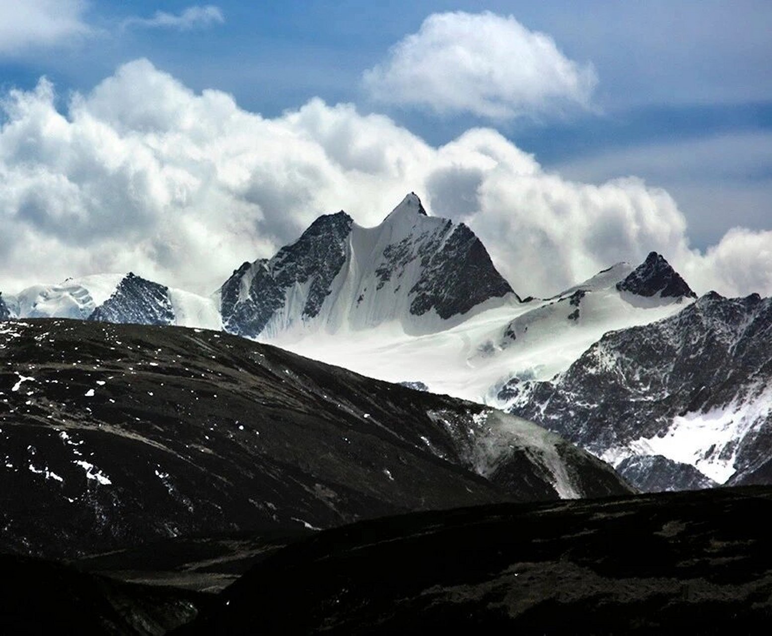 雪山山峰介绍04-格聂神山 山峰:格聂神山 别名:格聂 海拔:6204米 经度