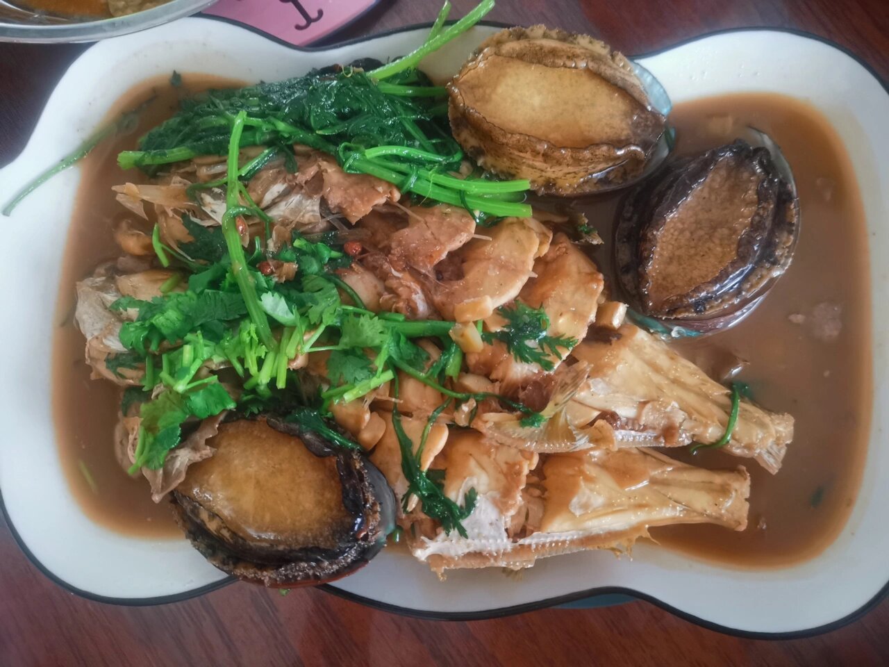 大周末的,自己做的扒皮狼炖茼蒿 今天去菜市场买菜,发现有新鲜的扒皮