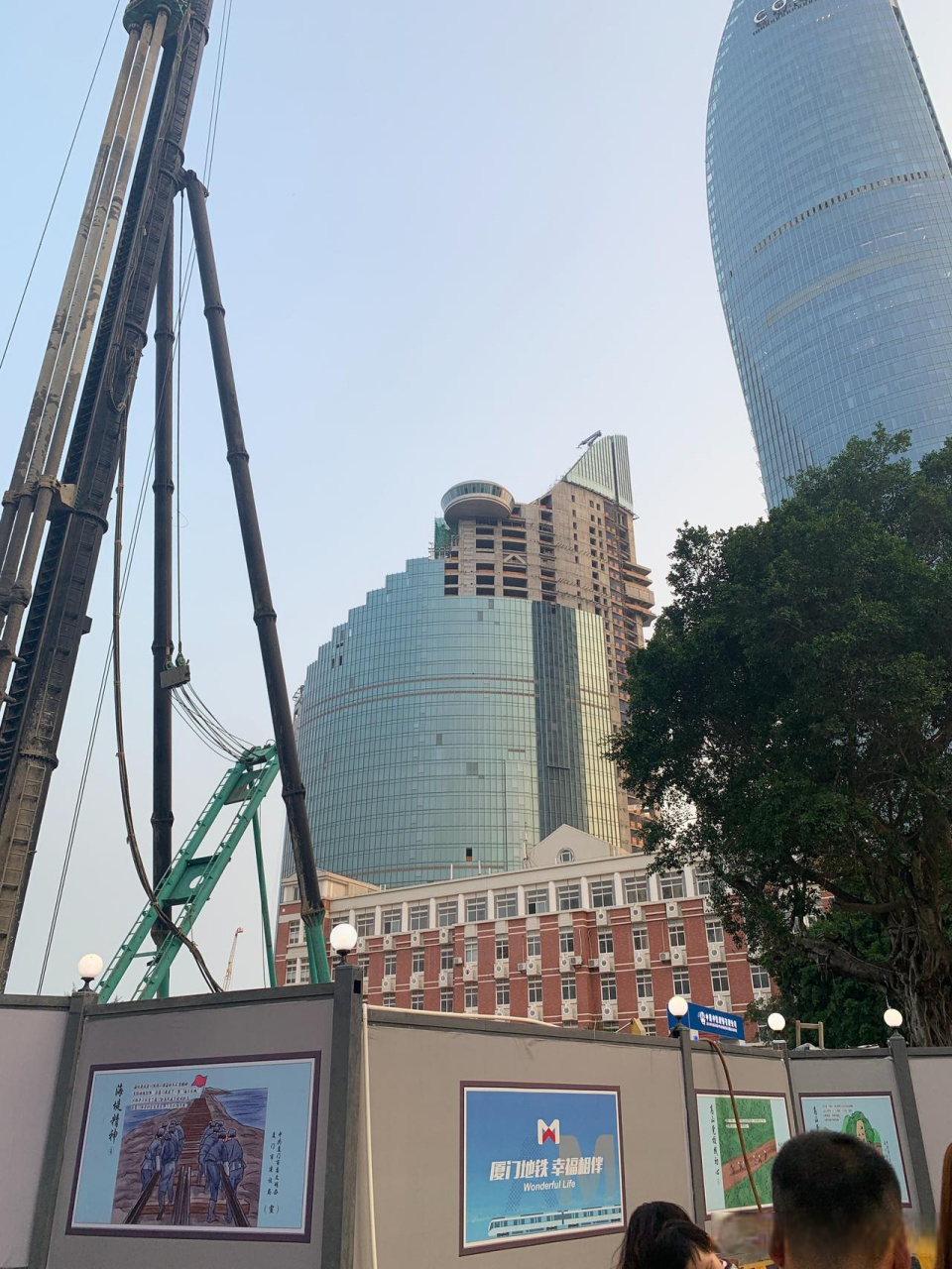 双子塔旁的厦门国际悦海湾酒店看样子外墙也快要施工完毕了,看来三胎