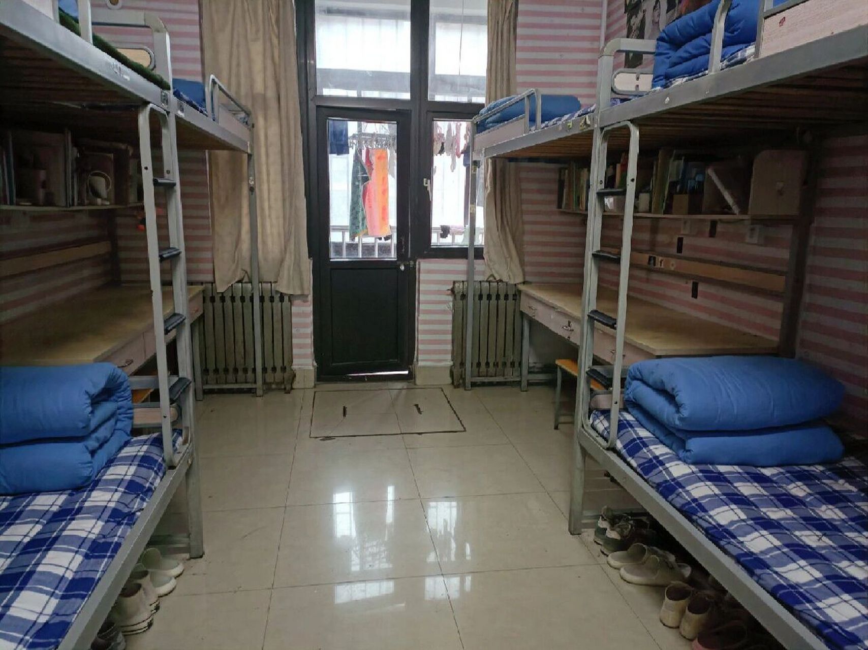 山东外贸职业学院青岛校区 前三个是男生宿舍和部分女生宿舍,最后一个