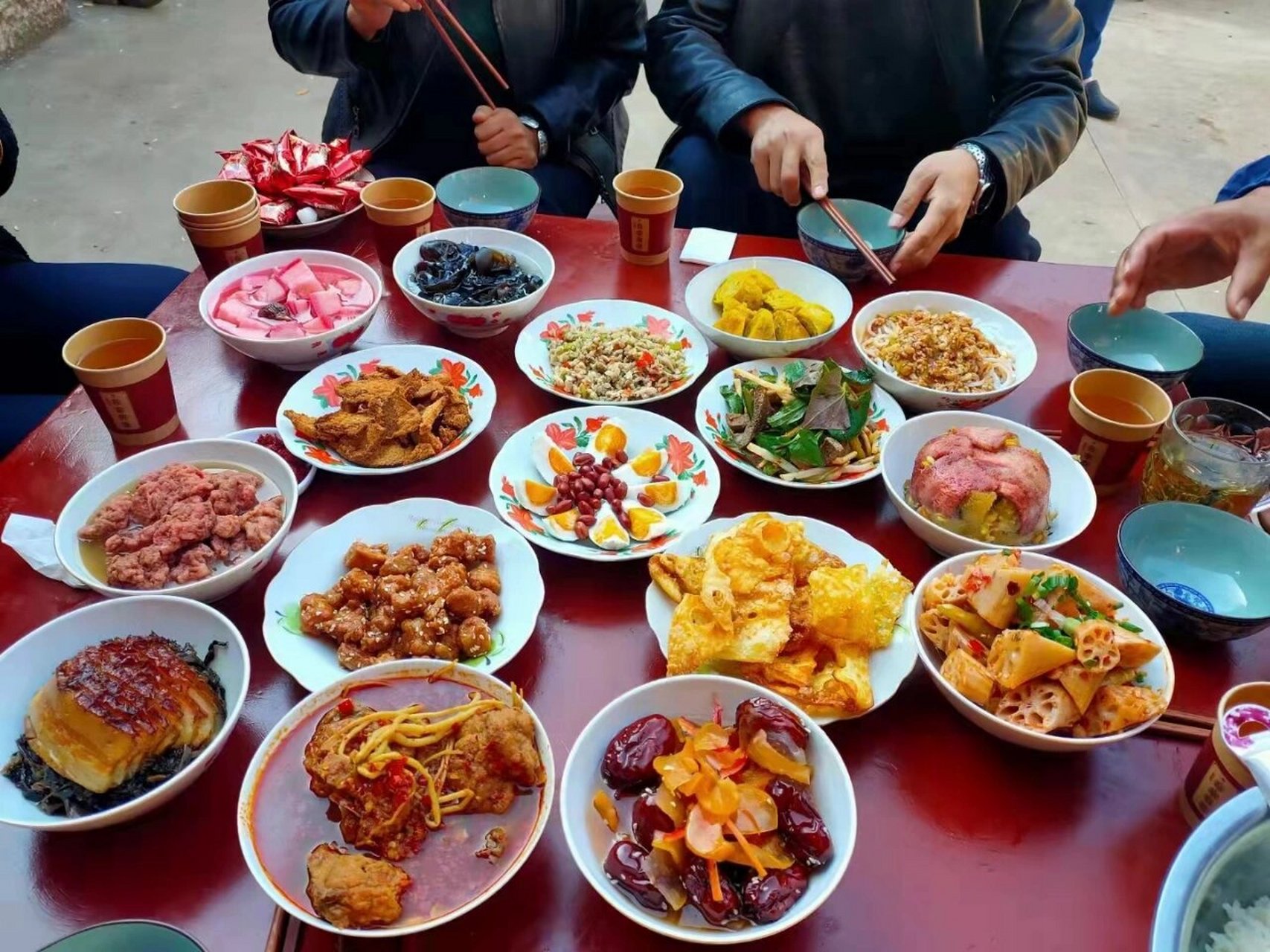 鹤庆特色--八大碗 八大碗是经鹤庆当地一代又一代厨师筹划积累下来