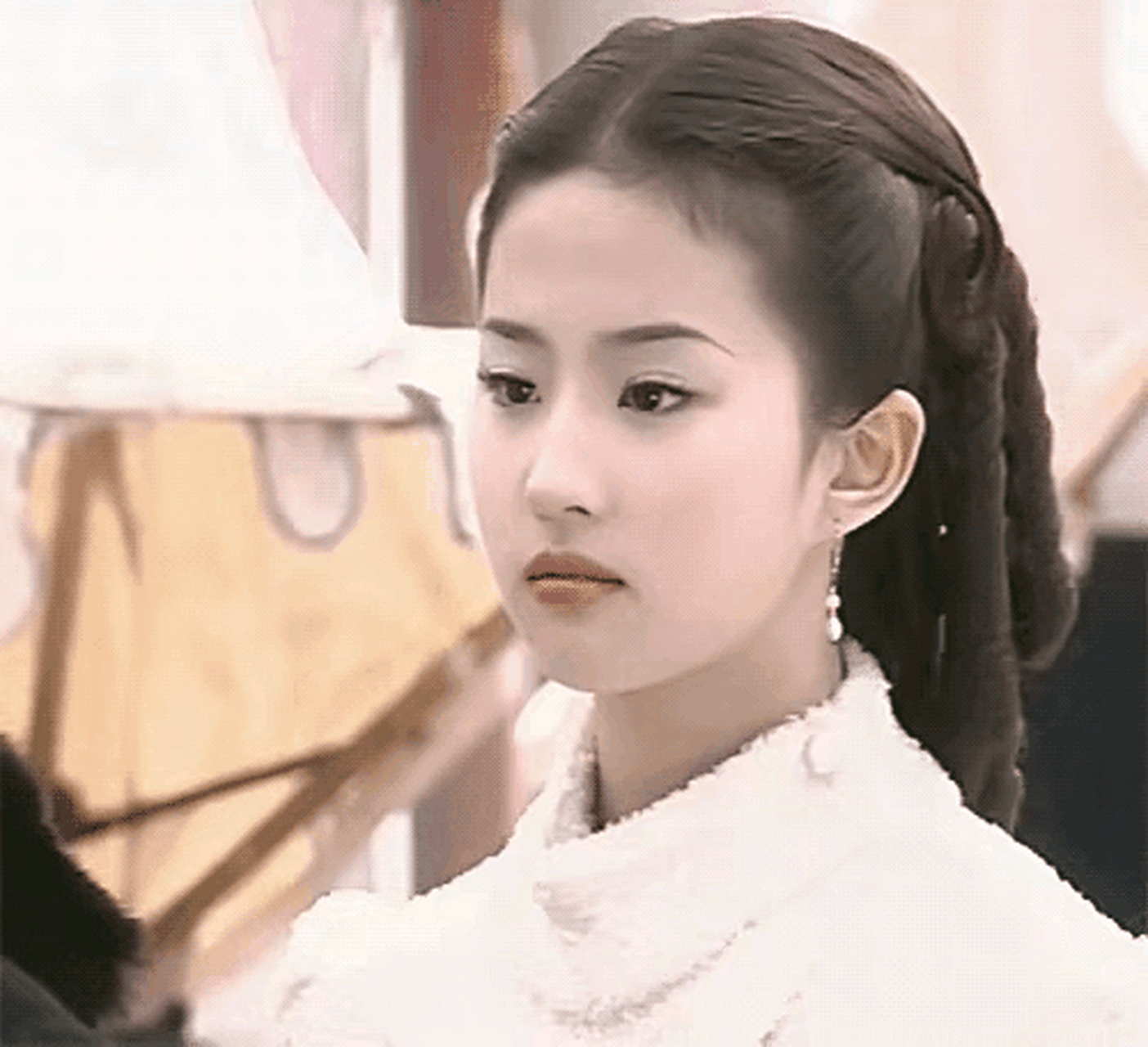 刘亦菲在金粉世家中饰演的白秀珠角色真的很有千金大小姐的气质,既