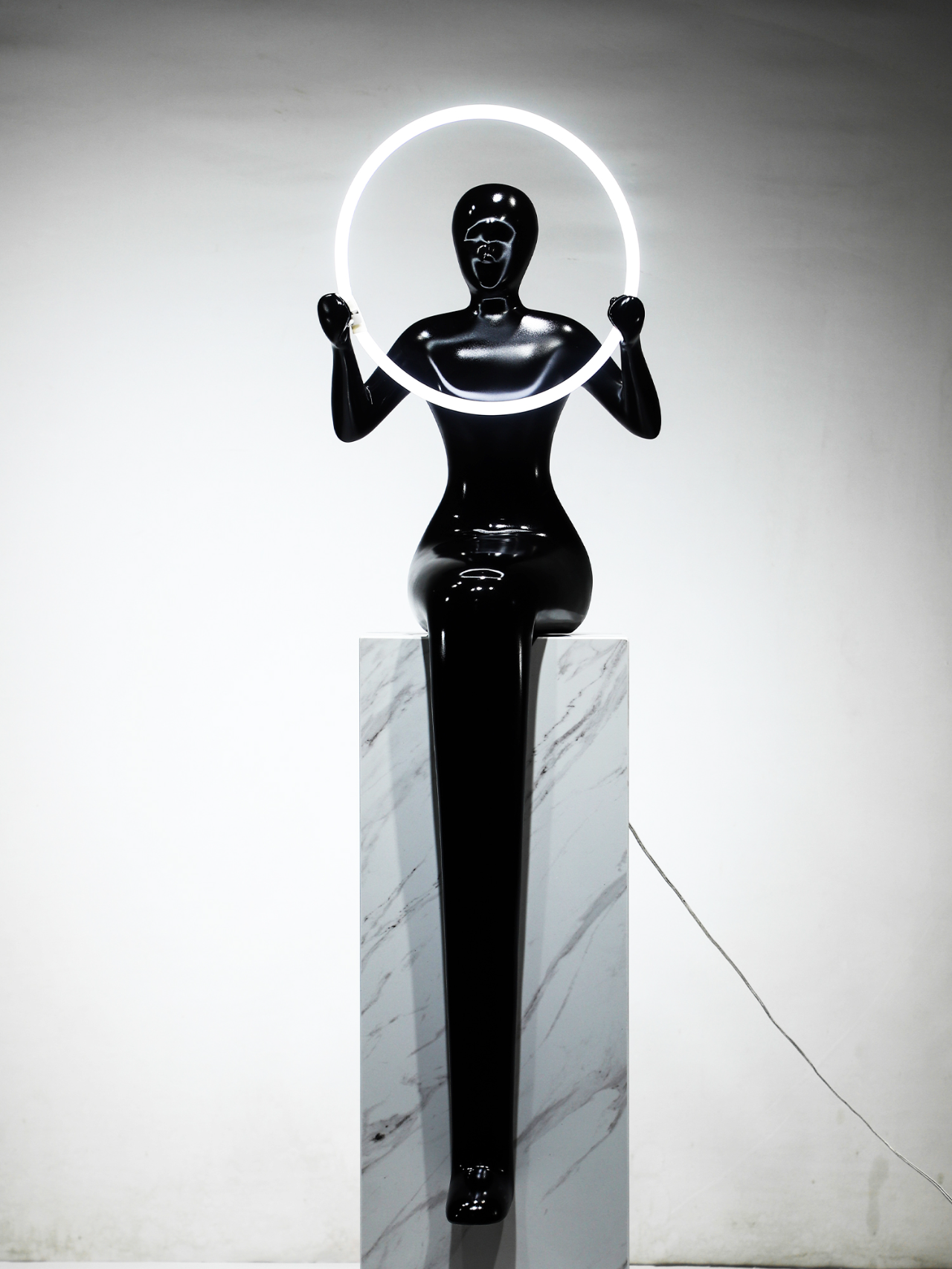 抽象艺术人物雕塑 这些玻璃钢抽象人物雕塑是一种独特的艺术创作,展现