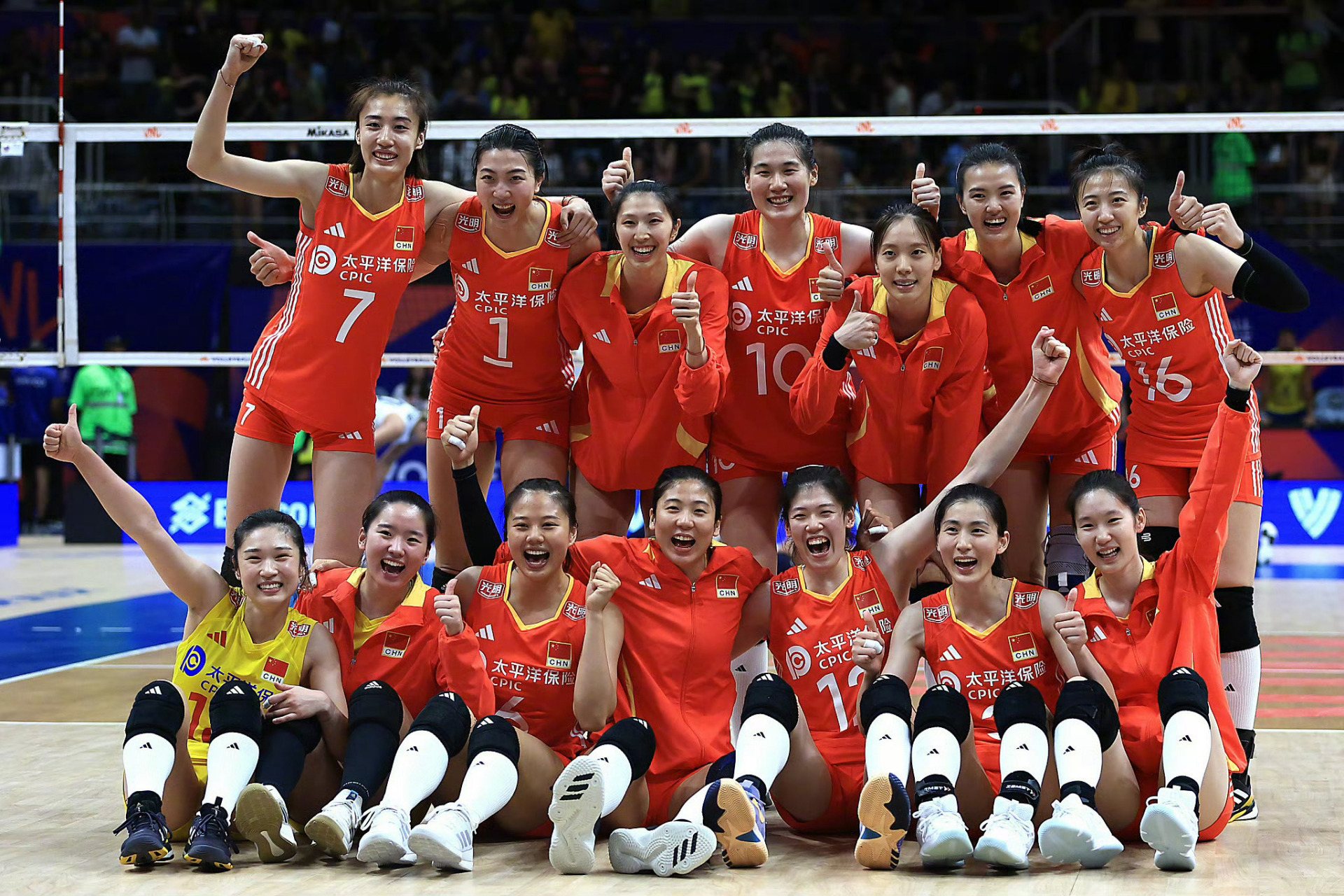中国女排先输一局后连赢三局#,以3-1(23-25,25-23,25-22,25-19)完