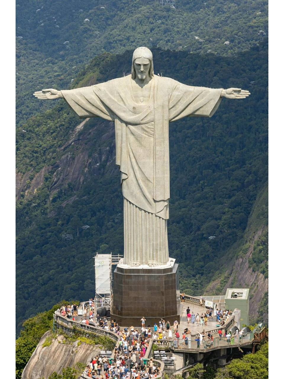 但每年仍会被雷击3-5次(图为巴西里约的地标:救世耶稣像被雷电击中的