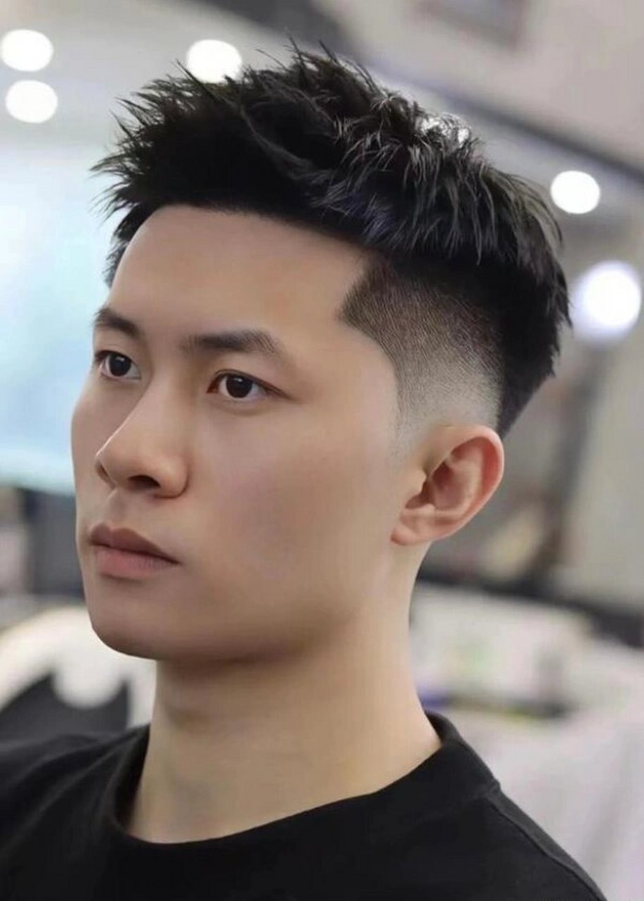 一款经典而又简洁的发型.能凸显男士阳刚和干练.