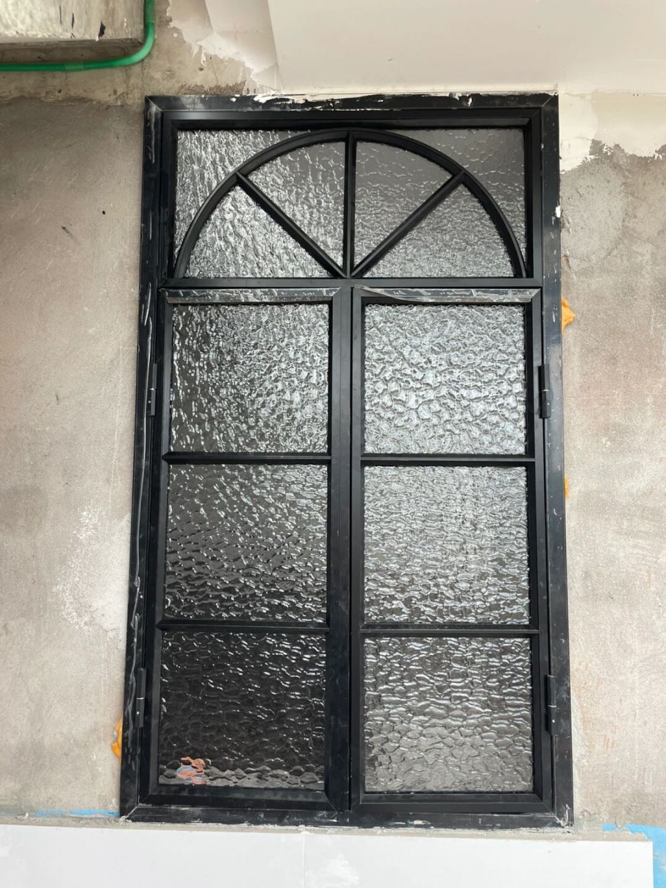 姐妹们,这两个老钢窗好看吗?