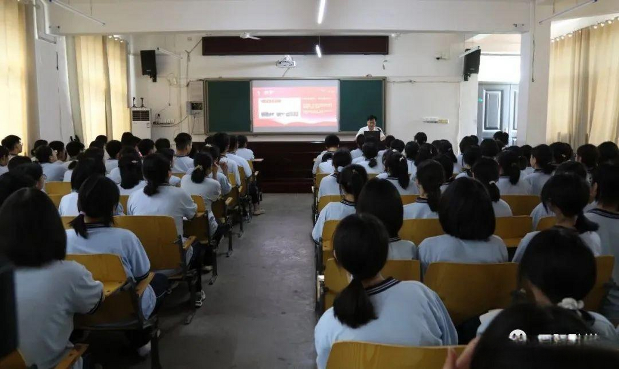 原阳县委副书记,县长郭新杰到县实验高级中学讲思政