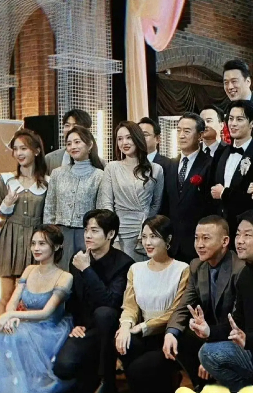 白鹿王鹤棣《以爱为营》结婚大合照,白鹿作为女主角在里面真的有点普
