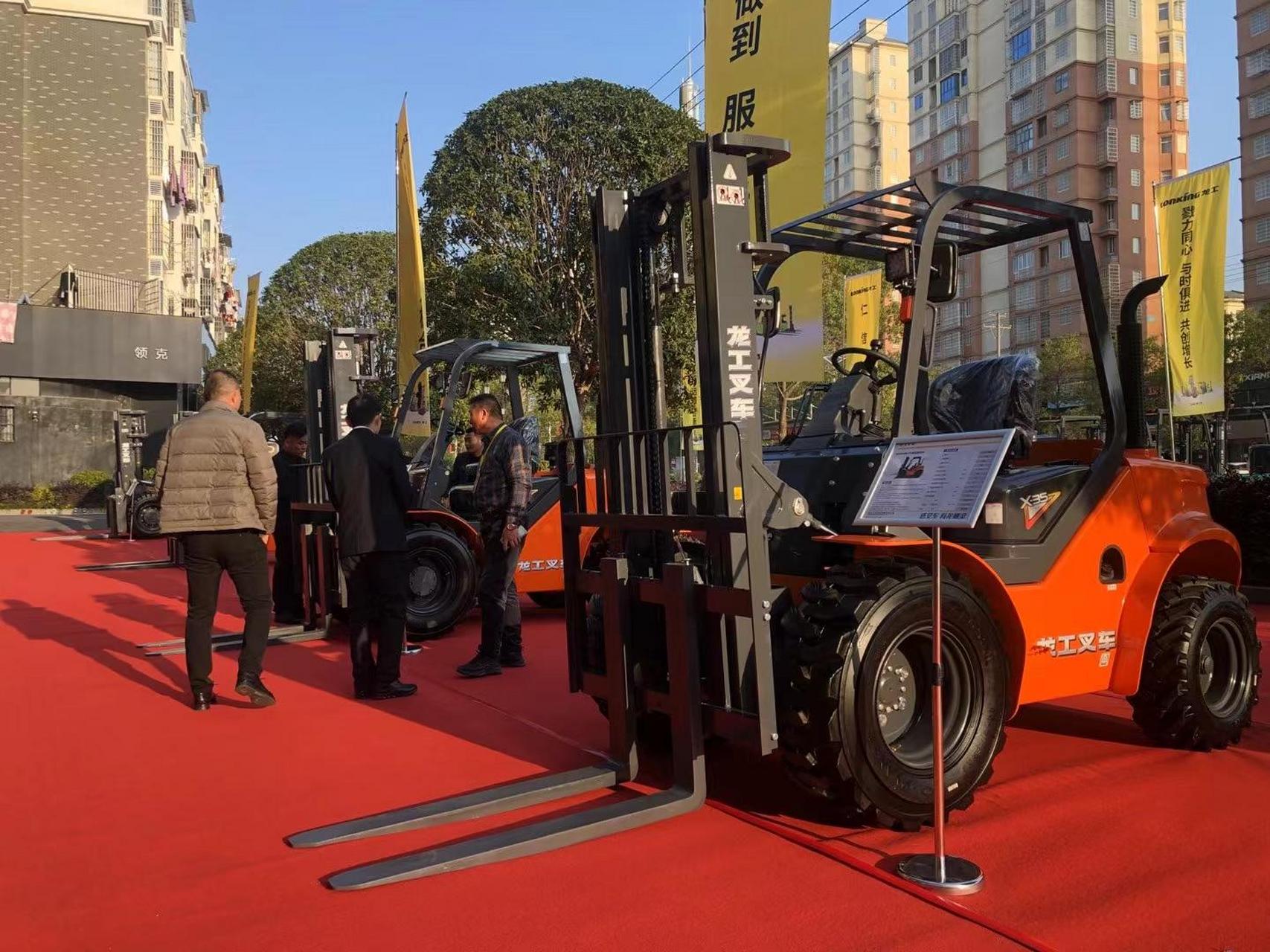 上海龙工四驱越野叉车,国四排放大功率发动机,两驱,四驱随时切换,越野