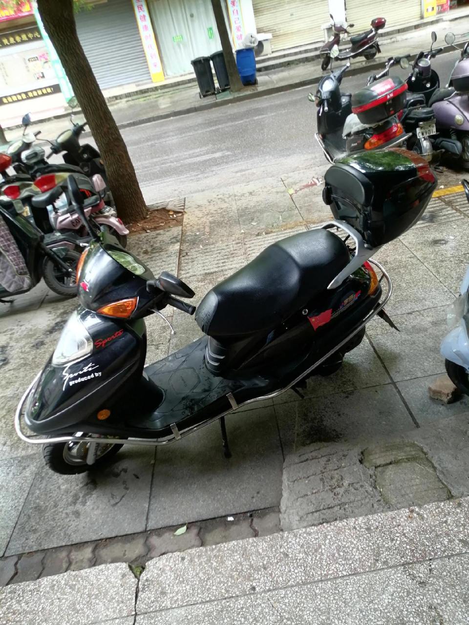 豪爵雨钻踏板摩托,原版原漆质量杆杆的,新车声音状态,只跑1万多公里