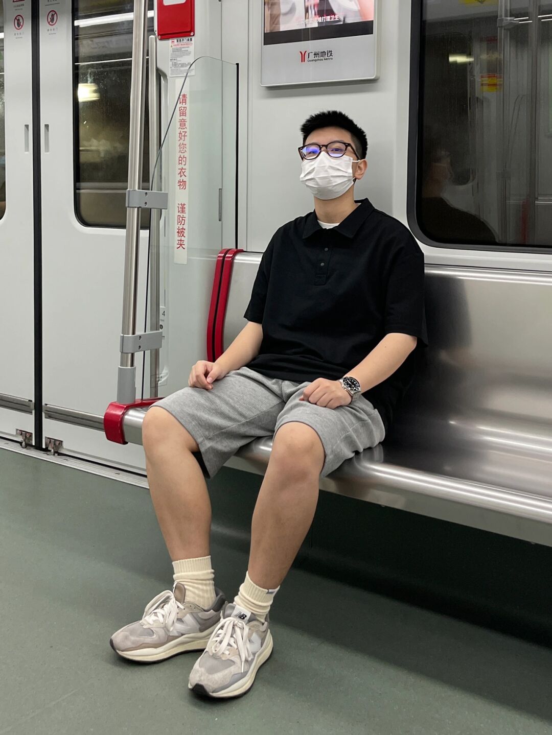 上衣好看吗黑色t恤配灰色短裤男仕好吗灰色短裤配黑色短袖好看吗夏天