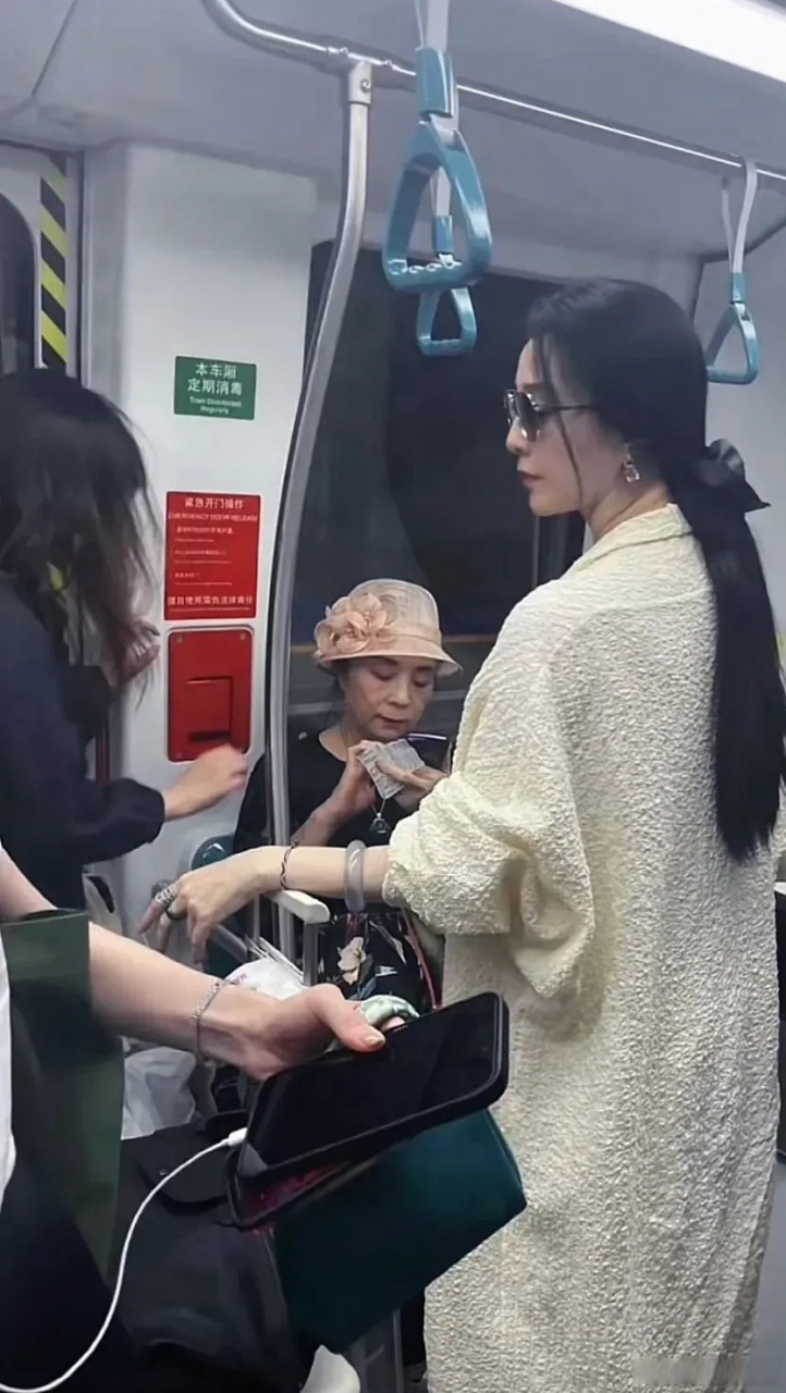 网友拍到范冰冰和妈妈一起坐地铁,范冰冰手上那只手镯好清透啊