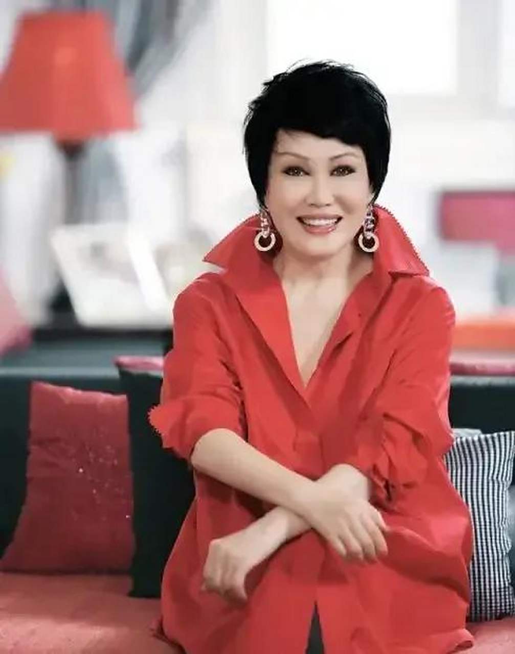 七十多岁的靳羽西,还依然这么美丽优雅,多少年