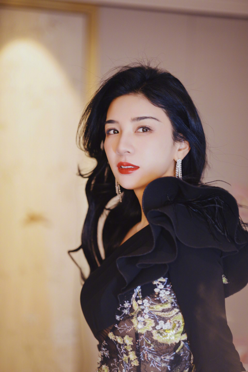 黄奕,黑色蕾丝刺绣长裙,烈焰红唇衬托之下更显明媚姿态