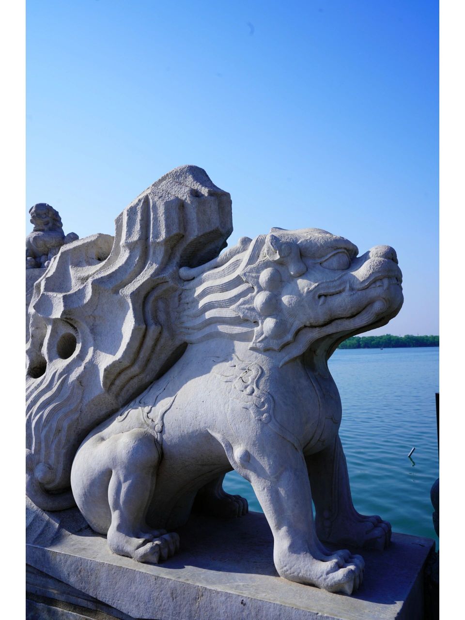 北京颐和园十七孔桥的石狮子 北京颐和园十七孔桥是连接昆明湖东岸与