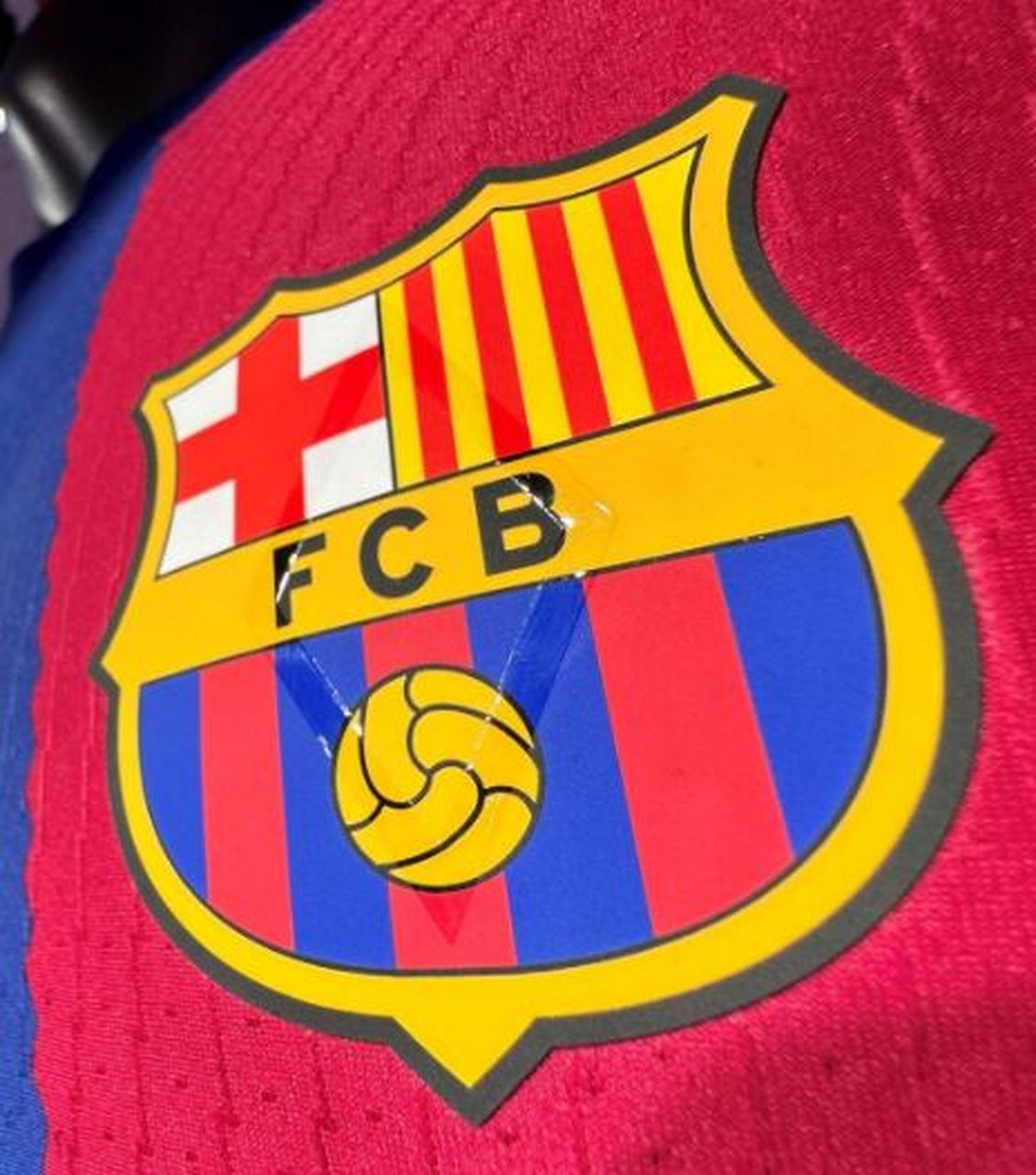 巴萨新赛季三件球衣三款队徽!