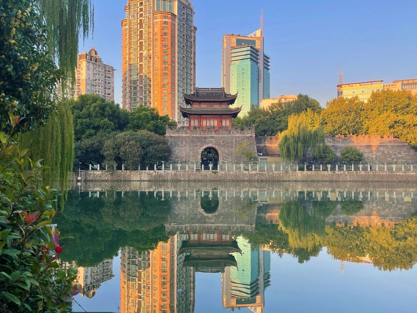 杭州的护城河～贴沙河平静如镜