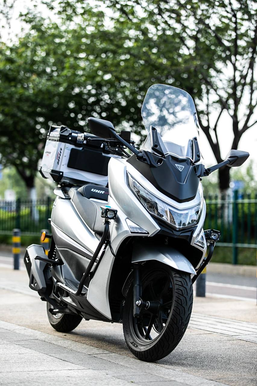 今天一早交了一辆豪爵uhr,客户来取车,昨天发了一组uhr150的改装掌