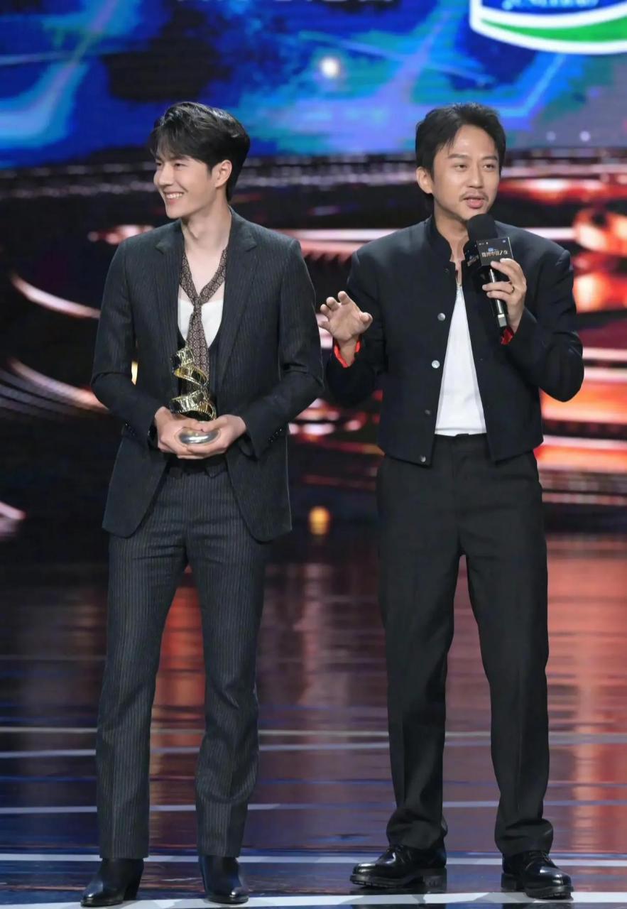 百度和邓超一样是180,王一博穿这么高的高跟鞋,也就和邓超齐平而已,他