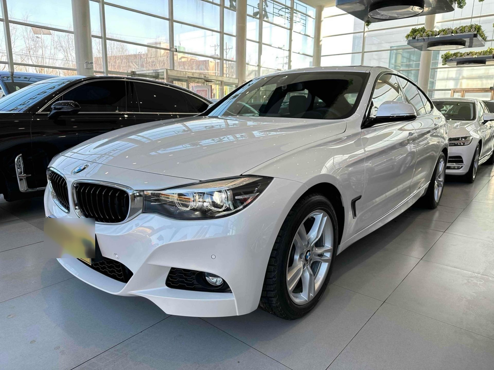 宝马3系gt 320i m运动套装,新车指导价35.98万,搭载2.