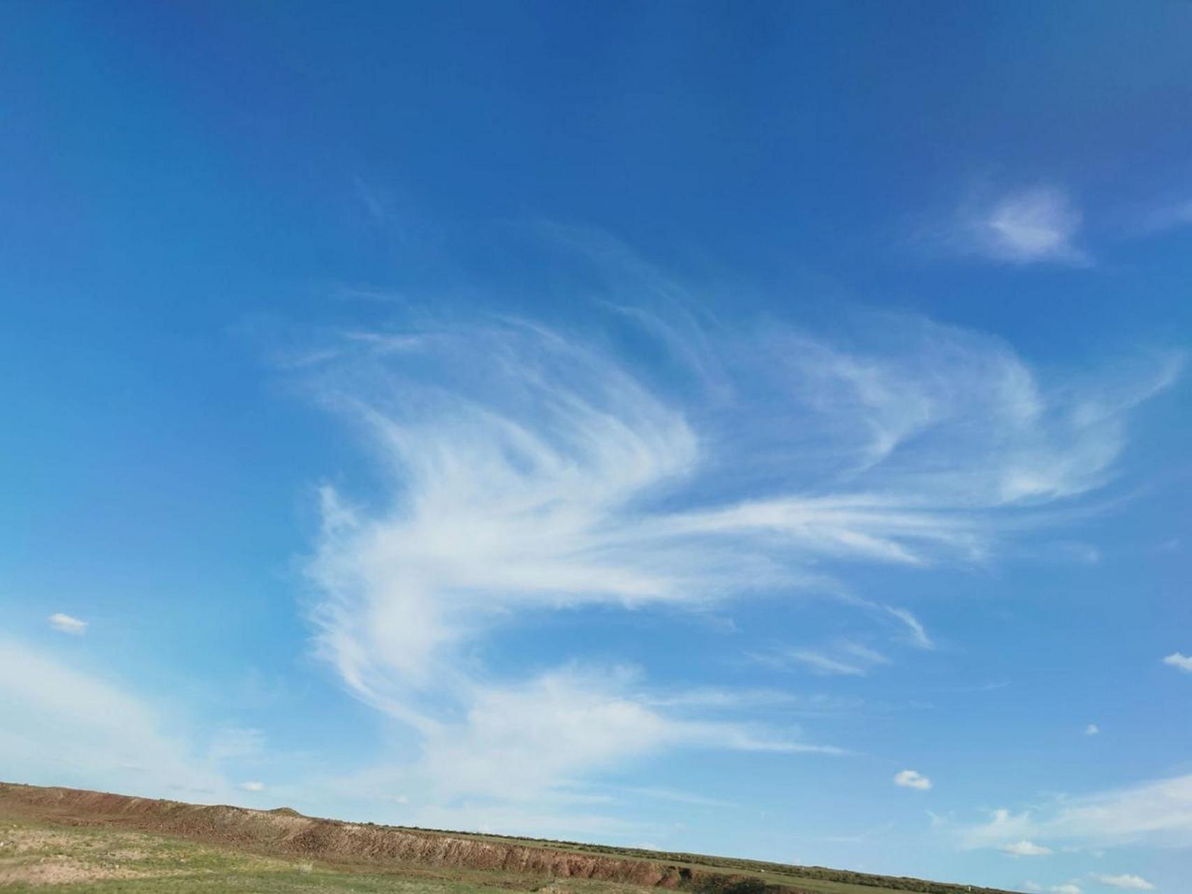 蓝天白云定会如期而至 天空无一物亦能容万物 感受大自然的气息和美景