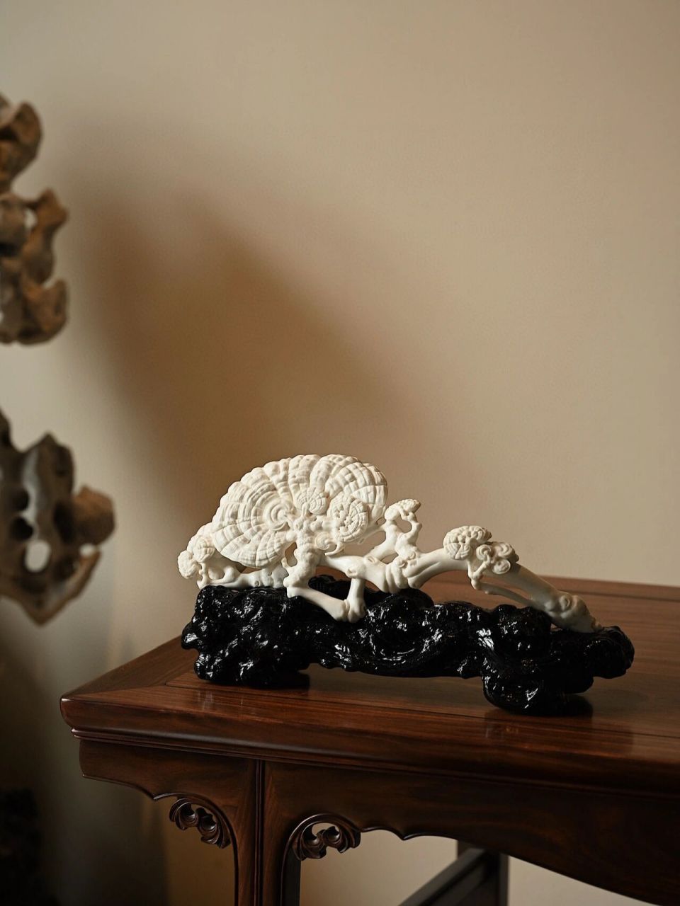 鹿角"灵芝仙草"摆件 灵芝层叠簇拥,高低错落有致,菌伞如盖,肥厚柔婉