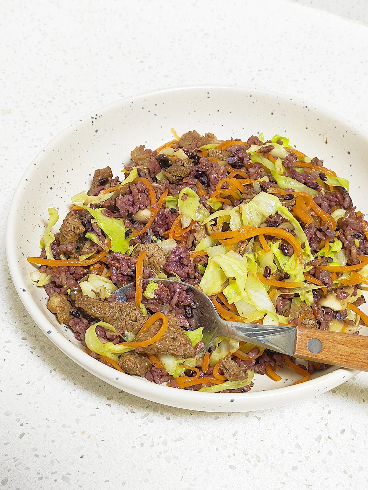 商务部：全国猪肉批发价初次下降 蔬菜批发价上涨