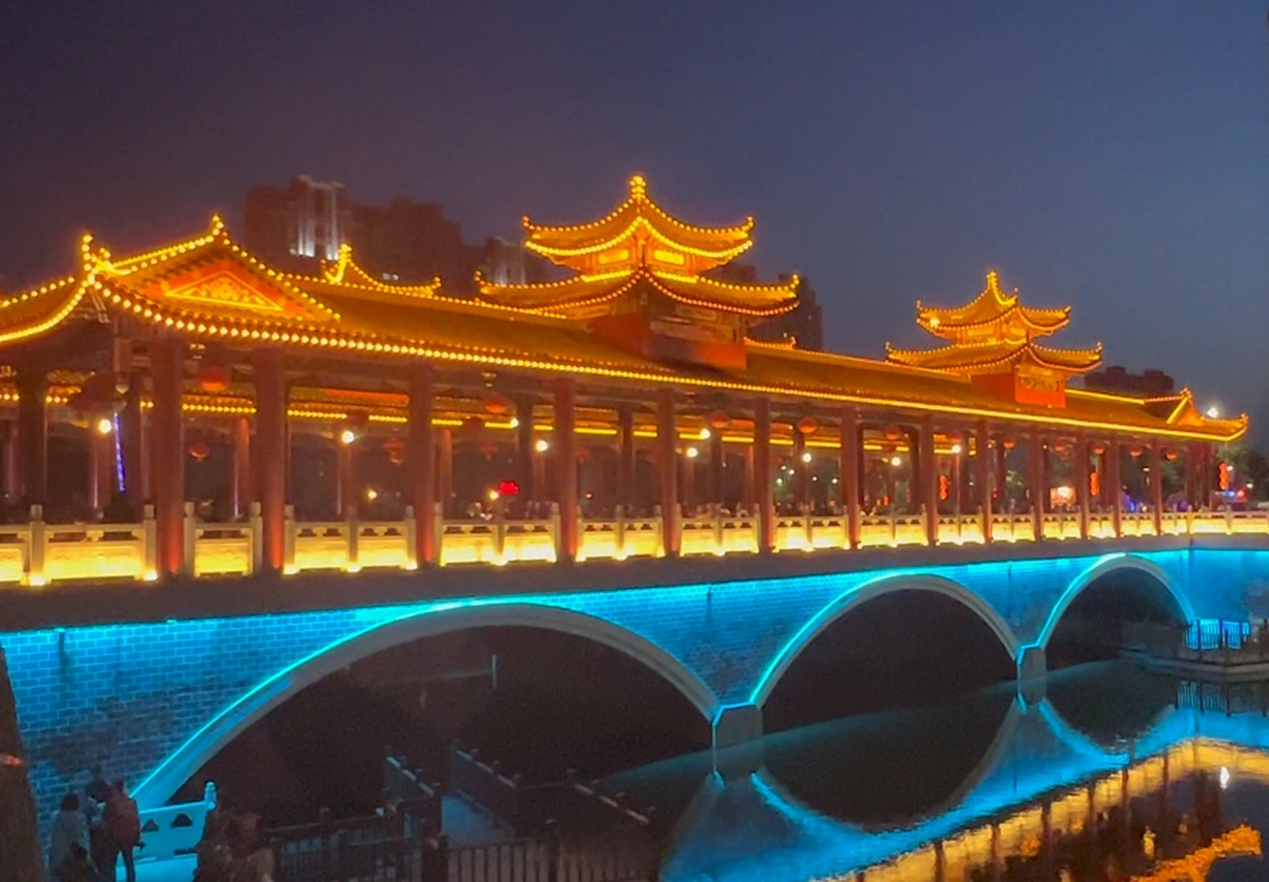 应城市"沉鱼湾"共同缔造示范区街道两旁商贩云集,市民们熙熙攘攘,叫卖